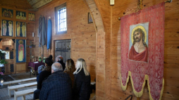 Łuczyce (woj. podkarpackie), 06.04.2018. Uroczystość Wielkiego Piątku w greckokatolickiej cerkwi. Fot. PAP/D. Delmanowicz