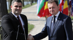 Nowa Wieś, 05.04.2019. Szef poskiego MON Mariusz Błaszczak (P) i minister obrony narodowej Rumunii Gabriel-Beniamin Les (L) podczas konferencji prasowej po spotkaniu ministrów obrony w formacie tzw. Bukareszteńskiej Dziewiątki w Ośrodku Reprezentacyjnym MON Helenów w Nowej Wsi. Fot. PAP/P. Supernak