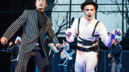 Łódź, 09.04.2019. Aktorzy: Mariusz Ostrowski (L) i Marek Nędza (P) podczas próby „Opery za trzy grosze” Bertolta Brechta w reżyserii i inscenizacji Wojciecha Kościelniaka w Teatrze im. Stefana Jaracza. Fot. PAP/G. Michałowski