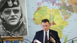 Warszawa, 10.04. 2019 r. Szef MON Mariusz Błaszczak przed podpisaniem decyzji o nadaniu 18. Dywizji Zmechanizowanej imienia gen. broni Tadeusza Buka (zginął w katastrofie smoleńskiej 10 kwietnia 2010 r.). Fot. PAP/T. Gzell