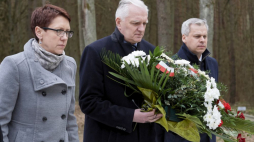Las Szpęgawski (woj. pomorskie), 10.04.2019. Wicepremier, minister nauki i szkolnictwa wyższego Jarosław Gowin (C), wójt gminy Starogard Gdański Magdalena Forc-Cherek (L) i wiceprezes Porozumienia Karol Rabenda (P) składają kwiaty przed pomnikiem upamiętniającym pomordowanych Polaków przez hitlerowców w Lesie Szpęgawskim. Fot. PAP/A. Warżawa