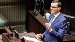 Premier Mateusz Morawiecki w Sejmie, w nocy z 25 na 26 bm., podczas debaty nad wnioskiem PO-KO o odwołanie ze stanowiska minister edukacji narodowej Anny Zalewskiej. Fot. PAP/P. Supernak