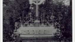 Krzyż ustawiony na terenie parafii Najświętszego Serca Pana Jezusa w Gliwicach, czerwiec 1960 r. Źródło: Franciszkanie Gliwice.pl 