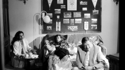 Kadr z filmu "Piłkarski poker". Nz. aktorzy Małgorzata Pieczyńska, Janusz Gajos, Mariusz Dmochowski. PAP/W. Rozmysłowicz