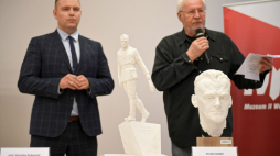 Dyrektor muzeum Karol Nawrocki (L), przewodniczący jury, profesor Stanisław Radwański (P) prezentują zwycięski projekt Studia Rzeźby Maciej Jagodziński-Jagenmeer. Fot. PAP/A. Warżawa
