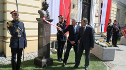 Marszałek Sejmu Marek Kuchciński (P) i marszałek Senatu Stanisław Karczewski (2P) podczas uroczystości odsłonięcia popiersi marszałków Sejmu I RP - Stanisława Małachowskiego oraz Kazimierza Nestora Sapiehy. Fot. PAP/T. Gzell