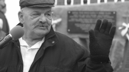 Abraham Segal podczas uroczystości odsłonięcia pomnika poświęconego rodzinie Ulmów w Markowej. 2004 r. Fot. PAP/J. Paszkowski