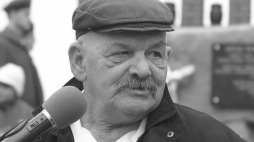 Abraham Segal podczas uroczystości odsłonięcia pomnika poświęconego rodzinie Ulmów w Markowej. 2004 r. Fot. PAP/J. Paszkowski