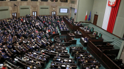 Posłowie na sali obrad - Sejm uchwalił nowelizację ustaw o systemie oświaty i Prawo oświatowe dotyczącą klasyfikacji maturzystów i przeprowadzenia matur. Warszawa, 25.04.2019. Fot. PAP/T. Gzell