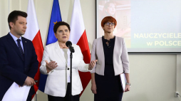 Wicepremier Beata Szydło (C), szef KPRM Michał Dworczyk (L) i minister rodziny, pracy i polityki społecznej Elżbieta Rafalska (P) podczas konferencji prasowej w Centrum Partnerstwa Społecznego „Dialog” w Warszawie. 05.04.2019. Fot. PAP/R. Guz