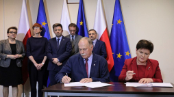 Wicepremier Beata Szydło (P) i przewodniczący Sekcji Krajowej Oświaty i Wychowania NSZZ „Solidarność” Ryszard Proksa (L) podpisali porozumienie po zakończeniu rozmów w Centrum Partnerstwa Społecznego „Dialog” w Warszawie. 07.04.2019. Fot. PAP/P. Supernak