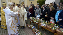 Poświęcenie pokarmów wielkanocnych w greckokatolickim soborze archikatedralnym w Przemyślu. 04.2016. Fot. PAP/D. Delmanowicz 