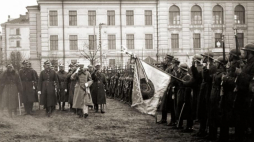 Przegląd oddziałów Wojska Polskiego. Za Józefem Piłsudskim generałowie: Edward Śmigły-Rydz, Stanisław Szeptycki, Kazimierz Sosnkowski. Wilno, Plac Łukiski, 04.1919. Fot. CAW. Źródło: Wikimedia Commons