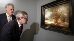 Wicepremier, minister kultury i dziedzictwa narodowego Piotr Gliński (2L) i dyrektor Muzeum Łazienki Królewskie Zbigniew Wawer (L) podczas wernisażu wystawy Rembrandt w Łazienkach Królewskich - "Krajobraz z miłosiernym Samarytaninem". Fot. PAP/P. Supernak