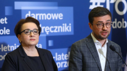 Minister edukacji Anna Zalewska (L), dyrektor Centralnej Komisji Egzaminacyjnej Marcin Smolik (P). Fot. PAP/R. Guz