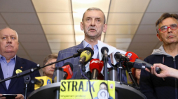 Prezes Związku Nauczycielstwa Polskiego Sławomir Broniarz (C) oraz wiceprezesi Grzegorz Gruchlik (L) i Krzysztof Baszczyński (P) podczas konferencji prasowej w siedzibie ZNP w Warszawie. 12.04.2019. Fot. PAP/R. Guz