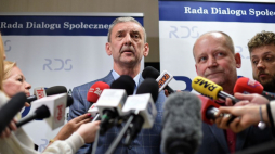 Prezes ZNP Sławomir Broniarz (C) i przewodniczący Wolnego Związku Zawodowego „Solidarność-Oświata” FZZ Sławomir Wittkowicz (2P). Fot. PAP/M. Obara