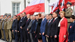 Obchody Dnia Flagi RP oraz Dnia Polonii i Polaków za Granicą - prezydent Andrzej Duda (3L) z małżonką Agatą Kornhauser-Dudą (2L) oraz przedstawiciele władz państwowych podczas uroczystości na dziedzińcu Belwederu w Warszawie. 02.05.2019. Fot. PAP/P. Nowak