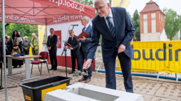 Łódź, 23.05.2019. Wicepremier, minister nauki i szkolnictwa wyższego Jarosław Gowin (C) podczas wmurowania kamienia węgielnego pod budowę gmachu „Alchemium – magia chemii jutra”, 23 bm. na terenie kampusu Politechniki Łódzkiej. Fot. PAP/G. Michałowski