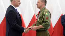 Poznań, 22.05.2019. Prezydent RP Andrzej Duda (L) i odznaczany komendant Wielkopolskiej Chorągwi ZHP Tomasz Kujaczyński (C) podczas uroczystości wręczenia Medali Stulecia Odzyskanej Niepodległości w wielkopolskim Urzędzie Wojewódzkim w Poznaniu, 22 bm. Z prawej - sekretarz stanu w Kancelarii Prezydenta RP Andrzej Dera. Fot. PAP/J. Kaczmarczyk