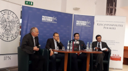 Warszawa, 15 05 2019 r. Spotkanie w Przystanku Historia Centrum Edukacyjnym IPN im. Janusza Kurtyki „Episkopat Polski wobec stosunków państwo–Kościół i rzeczywistości społeczno-politycznej PRL 1970–1989”. Na zdj. od lewej: ks. dr hab. Dominik Zamiatała (prowadzący panel), prof. Antoni Dudek, dr Rafał Łatka i prof. Jan Żaryn. Źródło: Archiwum prywatne A.K.