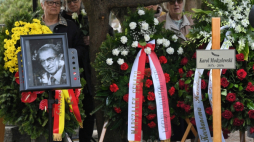 Warszawa, 08.05.2019. Uroczystości pogrzebowe prof. Karola Modzelewskiego, 8 bm. na Cmentarzu Wojskowym Powązki w Warszawie. Historyk, dysydent, więzień polityczny, jeden z liderów opozycji demokratycznej w okresie PRL prof. Karol Modzelewski zmarł 28 kwietnia w wieku 81 lat. Fot. PAP/R. Pietruszka