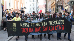 Warszawa, 13.05.2018. Uczestnicy marszu na cześć Rotmistrza Witolda Pileckiego, który wyruszył po mszy świętej w Archikatedrze św. Jana w Warszawie, Fot. PAP/R. Pietruszka