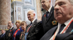 Watykan, Włochy, 16.05.2019. Były sędzia, żołnierz Armii Krajowej i Narodowej Organizacji Wojskowej mjr Bogusław Nizieński (3P) podczas modlitwy w Bazylice św. Piotra w Watykanie, 16 bm. Weterani Armii Andersa wraz z delegacją państwową odwiedzą Monte Cassino w 75. rocznicę bitwy. Fot. PAP/L. Szymański