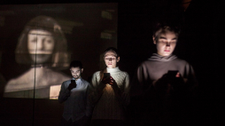 Zdjęcie ze spektalu „Swoi?”, w reż. Valentiny Moroz, w wykonaniu Laboratorium Socjalnego Teatru. Spektakl zostanie zaprezentowany na przeglądzie „Nowy teatr białoruski. Nie ma dymu, tylko świeczki na torcie”. Źródło: www.instytut-teatralny.pl