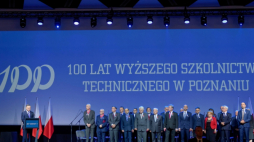 Poznań, 22.05.2019. Prezydent RP Andrzej Duda (L) z profesorami podczas uroczystości z okazji 100-lecia wyższego szkolnictwa technicznego w Poznaniu, która odbyła się w Sali Ziemi Międzynarodowych Targów Poznańskich, 22 bm. Fot. PAP/J. Kaczmarczyk