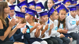 Lutynia, 03.09.2018. Uczniowie podczas inauguracji roku szkolnego w hali sportowej Zespołu Szkolno-Przedszkolnego w Lutyni, 3 bm. Fot. PAP/M. Kulczyński