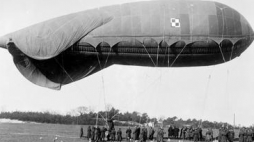 Wojskowy balon obserwacyjny przygotowywany do startu. Źródło: NAC