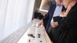 Warszawa, 09.05.2019. Otwarcie międzynarodowej wystawy archeologicznej pt. „Tak daleko, a tak blisko: Łotwa i Polska. Więcej niż 100 lat wspólnej historii” w holu Senatu, 9 bm. Jest to ekspozycja archeologiczno-historyczna prezentująca polskie i łotewskie dziedzictwo kulturowe na terenie dawnych Inflant Polskich. Fort. PAP/M. Obara
