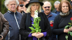Warszawa, 08.05.2019. Scenarzysta Radosław Piwowarski (L) podczas pogrzebu reżysera Stanisława Jędryki, 8 bm. na Powązkach Wojskowych w Warszawie. Reżyser i scenarzysta Stanisław Jędryka zmarł 22 kwietnia br. w wieku 85 lat. Fot. PAP/P. Nowak