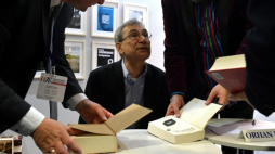 Warszawa, 19.05.2018. Turecki pisarz, laureat Nagrody Nobla z dziedziny literatury w 2006, Orhan Pamuk (C), 19 bm. na Warszawskich Targach Książki na stadionie PGE Narodowy. Fot. PAP/M. Obara