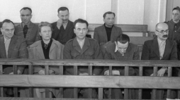 Warszawa, 1948-03-03. Proces przed Wojskowym Sądem Rejonowym w Warszawie tzw. grupy Witolda Pileckiego (pierwszy z lewej). Fot. PAP/Archiwum
