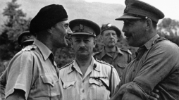 Monte Cassino, Włochy, 05.1944 r. Dowódca II Korpusu gen. Władysław Anders i brytyjscy generałowie omawiają sytuację przed bitwą. PAP/CAF