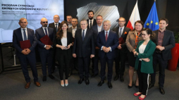 Wicepremier, minister kultury i dziedzictwa narodowego Piotr Gliński (C), minister cyfryzacji Marek Zagórski (centrum-P), podsekretarz stanu w Ministerstwie Cyfryzacji Wanda Buk (centrum-L) oraz operatorzy internetu podczas konferencji w Warszawie, nt. Programu Cyfryzacji Gminnych Ośrodków Kultury. Fot. PAP/P. Supernak