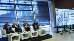 Od lewej: Grzegorz Grzelak, prof. Andrzej Friszke, prof. Tomasz Sikorski oraz dr hab. Sławomir Sowiński podczas debaty „Geneza, Tożsamość i Dorobek RMP”. Fot. PAP/A. Warżawa