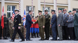 Minister obrony narodowej Mariusz Błaszczak (2L) podczas spotkania w Wojskowej Akademii Technicznej w Warszawie z żołnierzami państw NATO i Unii Europejskiej - uczestnikami defilady „Silni w Sojuszach”. Fot. PAP/M. Obara