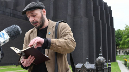 Obchody 80. rocznicy zburzenia Wielkiej Synagogi w Gdańsku - Jakub Skrzypczak z Gminy Wyznaniowej Żydowskiej w Gdańsku prowadzi modlitwę w intencji pomordowanych gdańskich Żydów przy Makiecie Wielkiej Synagogi. Fot. PAP/A. Warżawa