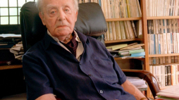 Francja Maisons-Laffitte pod Paryżem 1999-08. Redaktor naczelny miesięcznika Kultura Jerzy Giedroyć w siedzibie Instytutu Literackiego przy Avenue de Poissy 91. Fot. PAP/CAF