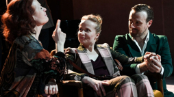 Wiktoria Gorodeckaja (L) w roli Heddy, Dominika Kluźniak (C) i Mateusz Rusin podczas próby dla mediów spektaklu „Hedda Gabler”. Fot. PAP/P. Nowak