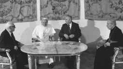 I pielgrzymka do Polski papieża Jana Pawła II. Od lewej: Henryk Jabłoński, Jan Paweł II, Edward Gierek, kard. Stefan Wyszyński. Fot. PAP