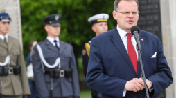 Jan Józef Kasprzyk przemawia podczas warszawskich obchodów upamiętniających 74. rocznicę zakończenia II wojny światowej - Apelu Poległych oraz złożenia wieńców na płycie Grobu Nieznanego Żołnierza. Fot. PAP/P. Nowak