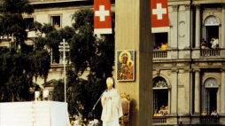 Pontyfikalna msza święta odprawiana przez Ojca Świętego na pl. Zwycięstwa w Warszawie. Fot. PAP/B. Łopieński