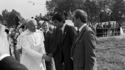 Kraków-Balice 10.06.1979. Papież Jan Paweł II żegna się z funkcjonariuszami BOR po zakończeniu pierwszej pielgrzymki do Polski. PAP/Z. Matuszewski