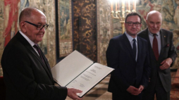 Dyrektor Ossolineum dr Adolf Juzwenko odebrał nagrodę Polskiej Akademii Umiejętności im. Erazma i Anny Jerzmanowskich. Obok wicemarszałek województwa małopolskiego Tomasz Urynowicz i prezes PAU Jan Ostrowski. PAP/Ł. Gągulski
