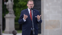 Szef Urzędu do Spraw Kombatantów i Osób Represjonowanych Jan Józef Kasprzyk podczas uroczystości przed Grobem Nieznanego Żołnierza  rozpoczynających  obchody 75. rocznicy rozpoczęcia bitwy o Monte Cassino, Fot. PAP/M. Obara