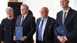 Wicepremier, minister kultury Piotr Gliński (2L) oraz dyrektor ECM Adam Balas (P), Elżbieta Penderecka (L) i Krzysztof Penderecki (2P) podczas uroczystości podpisania listu intencyjnego ws. przekazania dworu w Lusławicach wraz z arboretum. Fot. PAP/J. Bednarczyk
